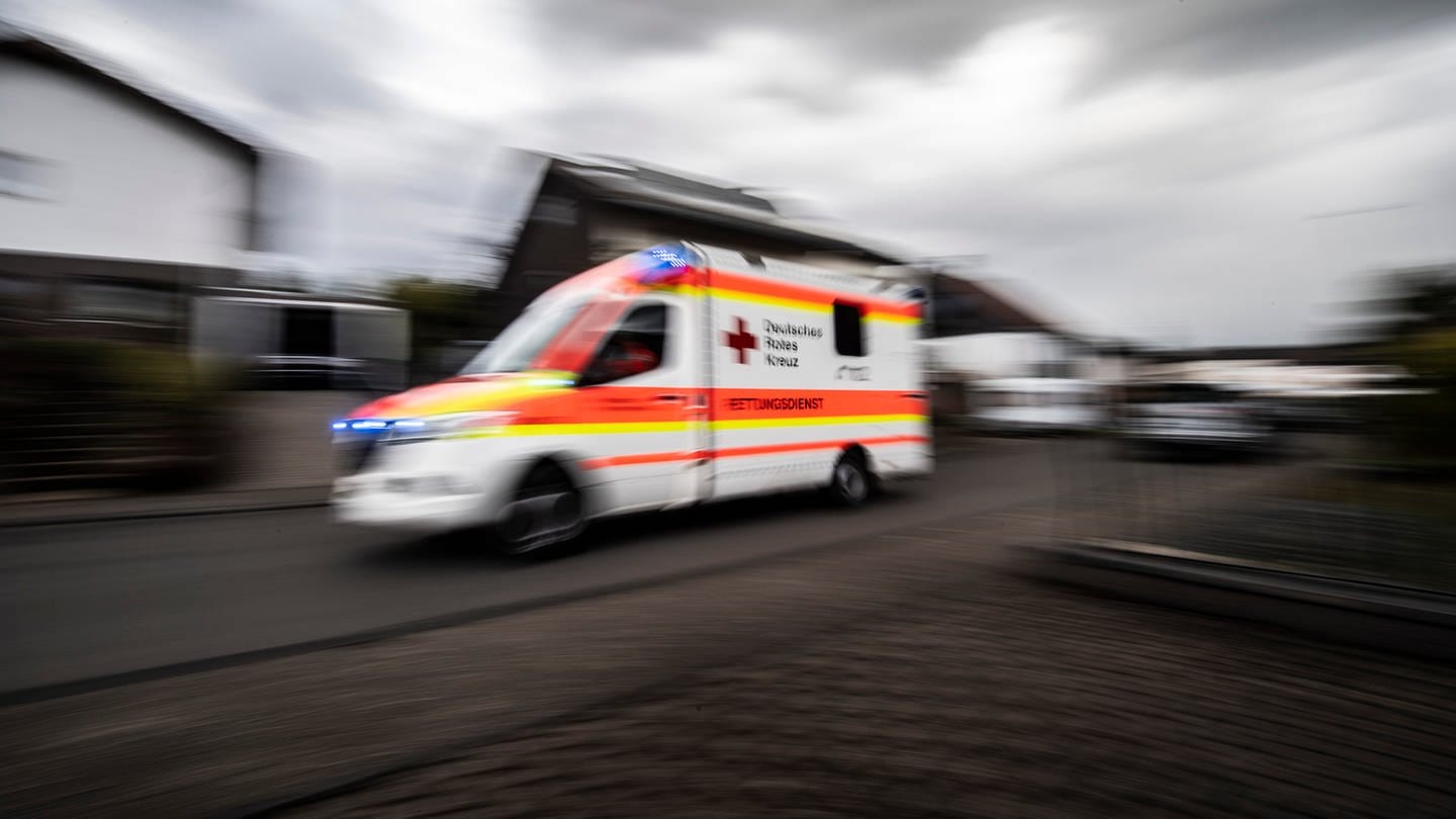 Ein Krankenwagen des Deutschen Roten Kreuzes (Foto: dpa Bildfunk, picture alliance/dpa | Boris Roessler)