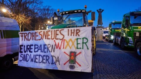Wütende Landwirte protestieren gegen die Politik der Ampelkoalition
