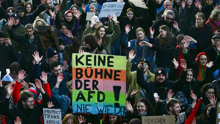 "Keine Bühne der AfD!" ist bei einer Demonstration gegen die AfD und Rechtsextremismus auf einem Schild zu lesen (Foto: dpa Bildfunk, picture alliance/dpa | Federico Gambarini)