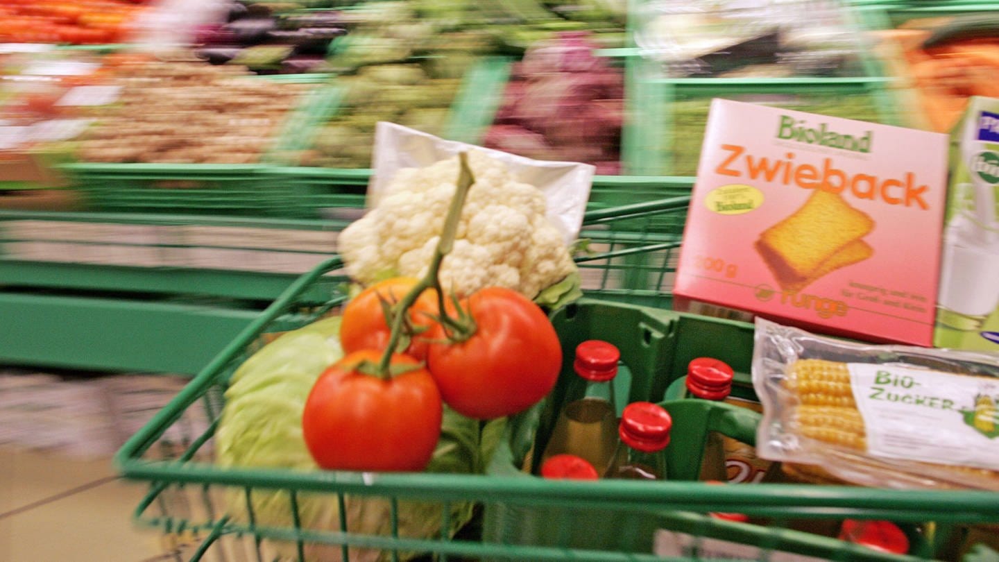 Gemüsetheke in einem Biosupermarkt. Nachhaltig einkaufen ist eine Wissenschaft für sich. (Foto: IMAGO, photothek Ute Grabowsky)