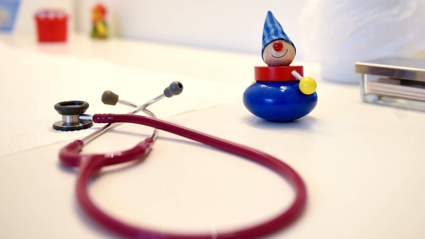 Ein Stethoskop und Kinderspielzeug liegen in einer Kinderarztpraxis auf einem Tisch. (Foto: dpa Bildfunk, picture alliance/dpa/dpa-Zentralbild | Britta Pedersen)