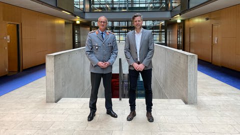 General Wolf-Jürgen Stahl und ARD-Korrespondent Uli Hauck stehen nebeneinander im ARD Hauptstadtstudio Berlin