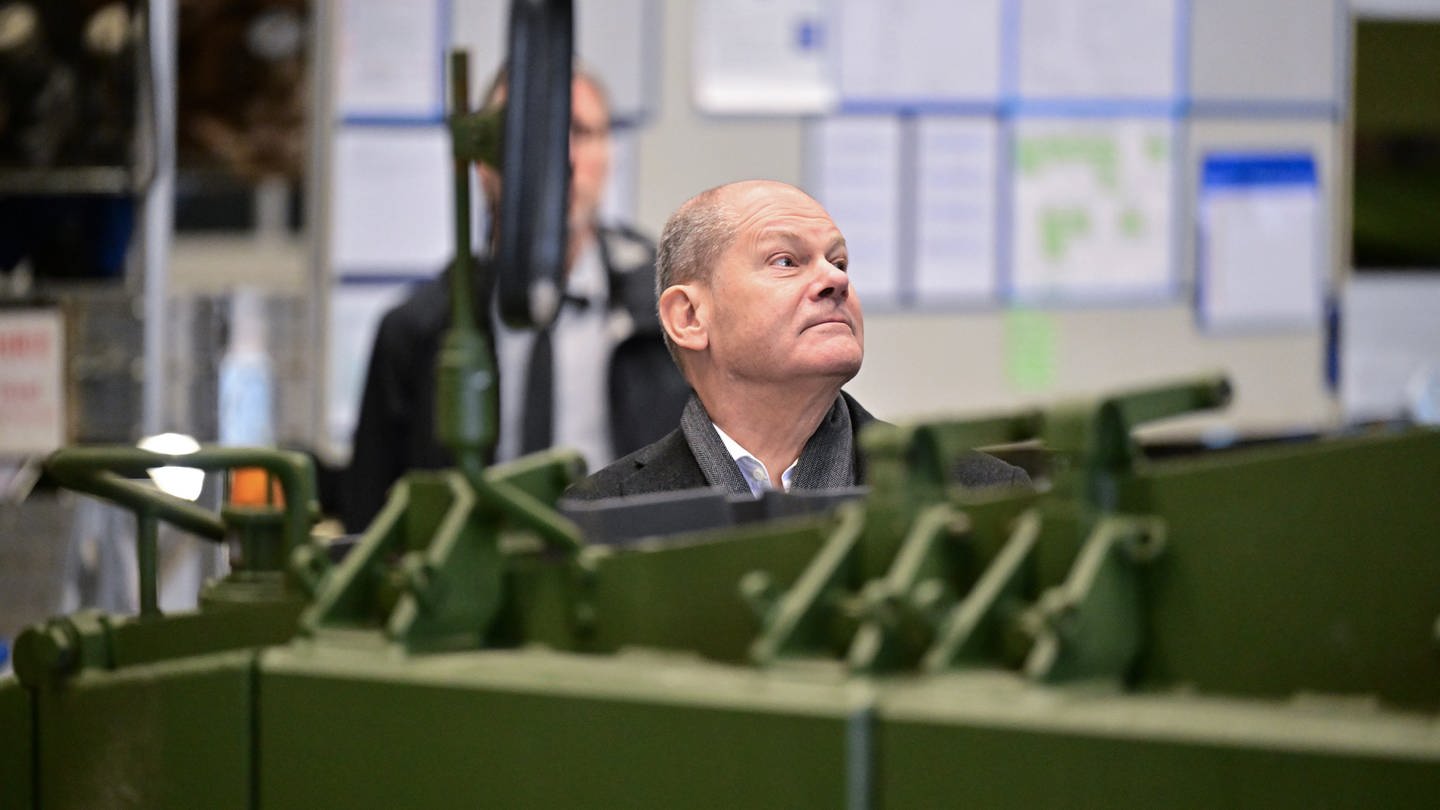 Bundeskanzler Scholz neben einem Panzer (Foto: dpa Bildfunk, picture alliance/ dpa/ Philipp Schulze)