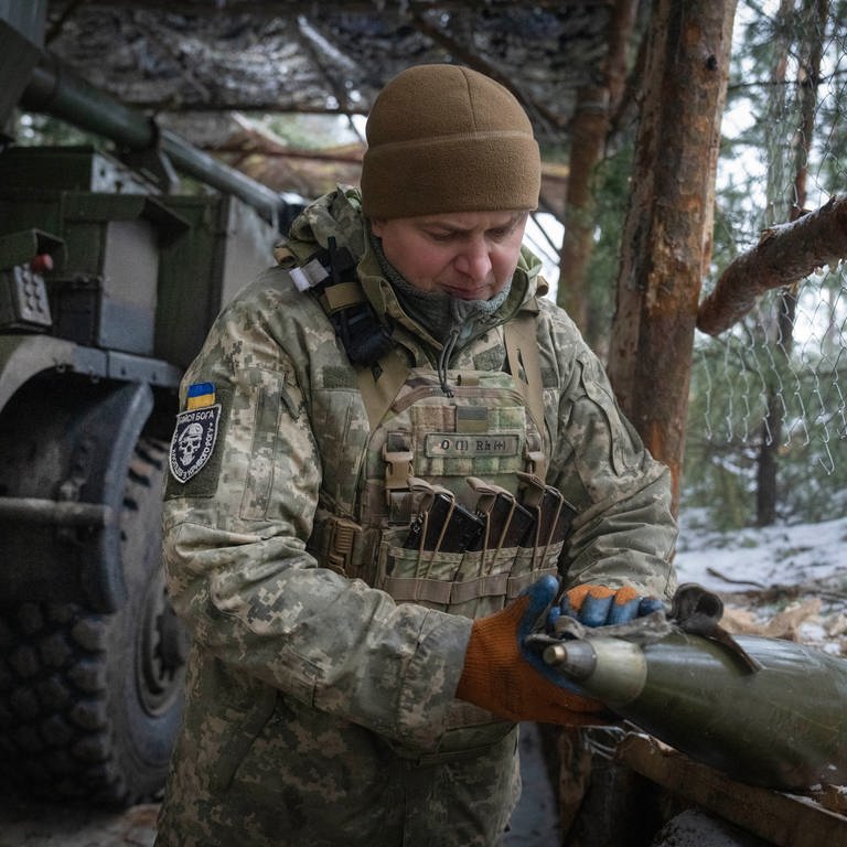 Ein ukrainischer Soldat bereitet sich darauf vor, eine Panzerhaubitze "Bohdana" auf russische Stellungen abzufeuern.