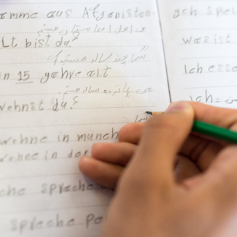 Der 15-jährige Flüchtlingsjunge Peiman Safi aus Afghanistan schreibtwährend seines Deutschunterrichts (Foto: dpa Bildfunk, picture alliance / dpa | Matthias Balk)