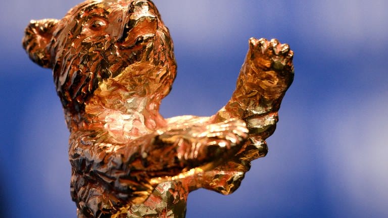 Ein Goldener Bär steht ausgestellt auf der Berlinale