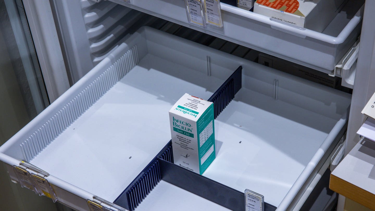 Die letzte Packung des rezeptpflichtigen Infectobicillin, ein Antibiotikum gegen bakterielle Infektionen, steht ihm Lagerkühlschrank einer Apotheke. (Foto: dpa Bildfunk, picture alliance/dpa | Jens Büttner)