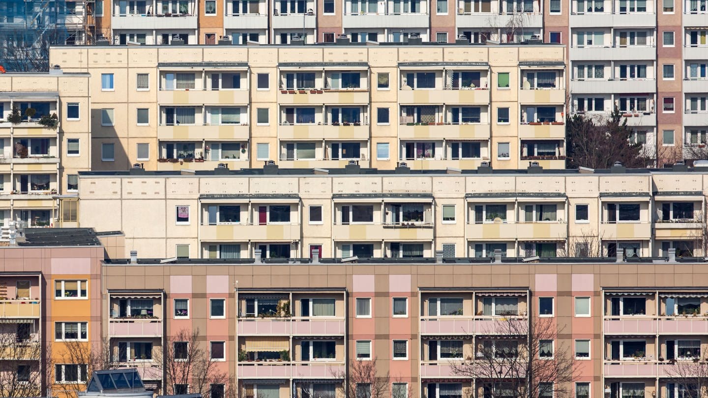 Plattenbauten  in einer Stadt. Wie viel Wohnraum brauchen wir und wie flexibel können wir ihn aufteilen? (Foto: dpa Bildfunk, picture alliance / dpa | arifoto UG)