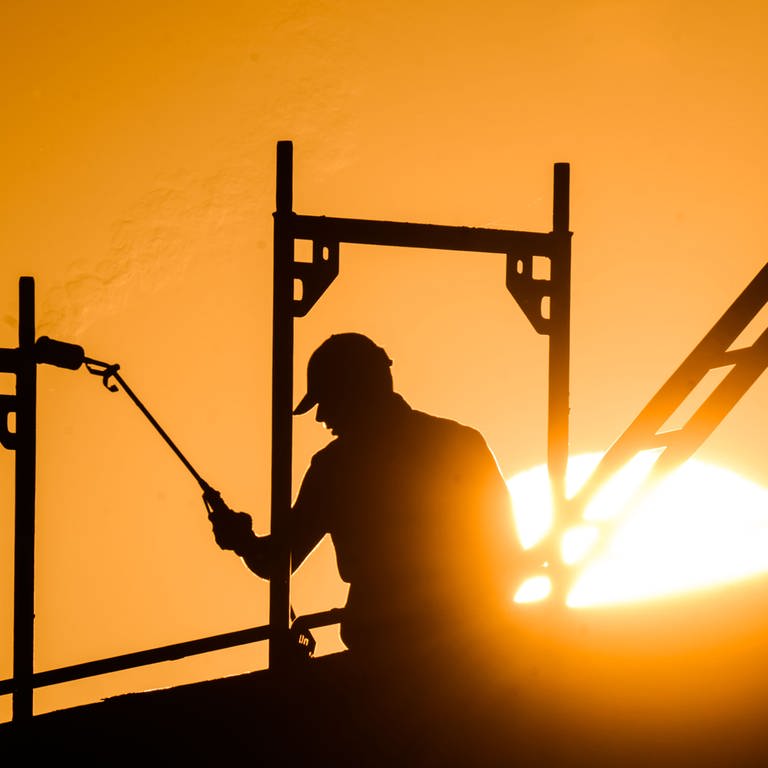 Ein Bauarbeiter steht auf einem Gerüst. Wann werden die fehlenden zwei Millionen Sozialwohnungen gebaut? (Foto: dpa Bildfunk, picture alliance/dpa | Julian Stratenschulte)