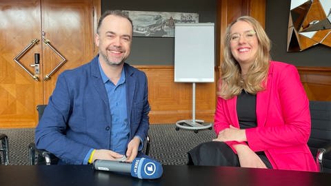 SWR Korrespondent Oliver Neuroth und Grünenpolitikerin Katharina Dröge sitzen in einem Konferenzzimmer und schauen in die Kamera (Foto: Pressestelle, Pressebüro der Grünen Fraktion)