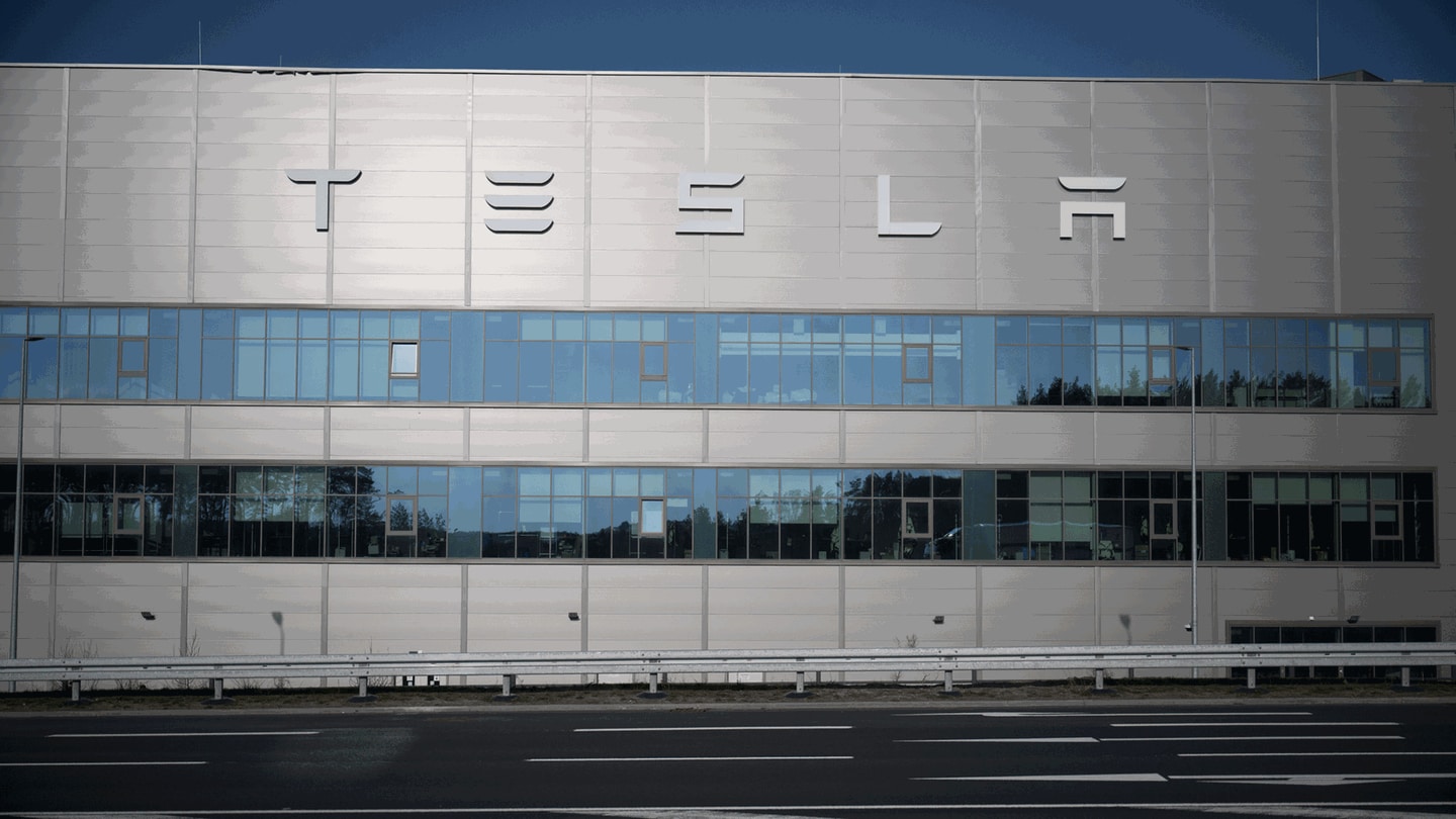 Mutmaßlicher Anschlag gegen Tesla - Produktion steht still (Foto: dpa Bildfunk, picture alliance/dpa | Sebastian Gollnow)