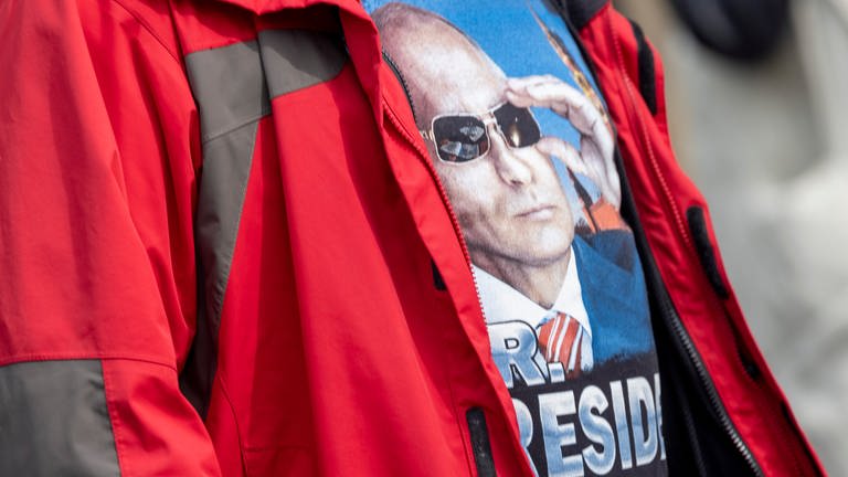 Ein T-Shirt mit einem Bild von Wladimir Putin, der eine Sonnenbrille trägt (Foto: dpa Bildfunk, picture alliance/dpa | Thomas Banneyer)