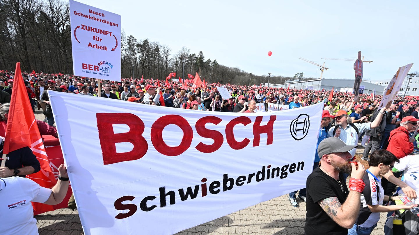 25.000 Bosch-Beschäftigte protestieren gegen Stellenabbau (Foto: dpa Bildfunk, Bernd Weißbrod)