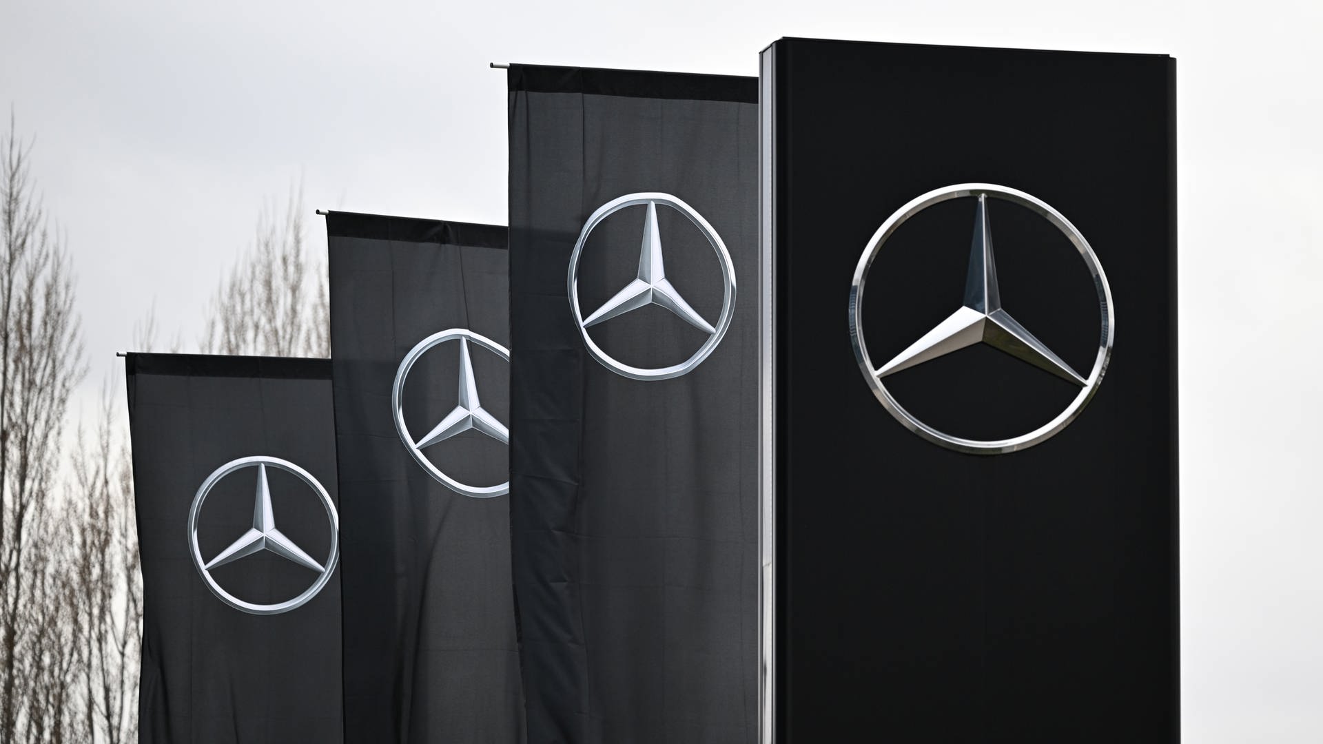 ++ Gewinneinbruch bei Mercedes-Benz ++ Brandbrief wegen gesprengter Geldautomaten ++