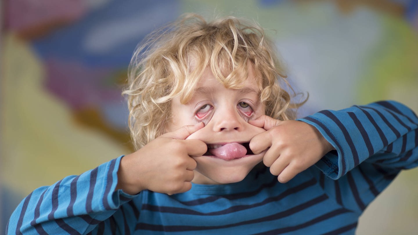 Porträt von einem 6 Jahre alten Jungen, der eine Grimasse macht. (Foto: IMAGO, IMAGO / photothek)