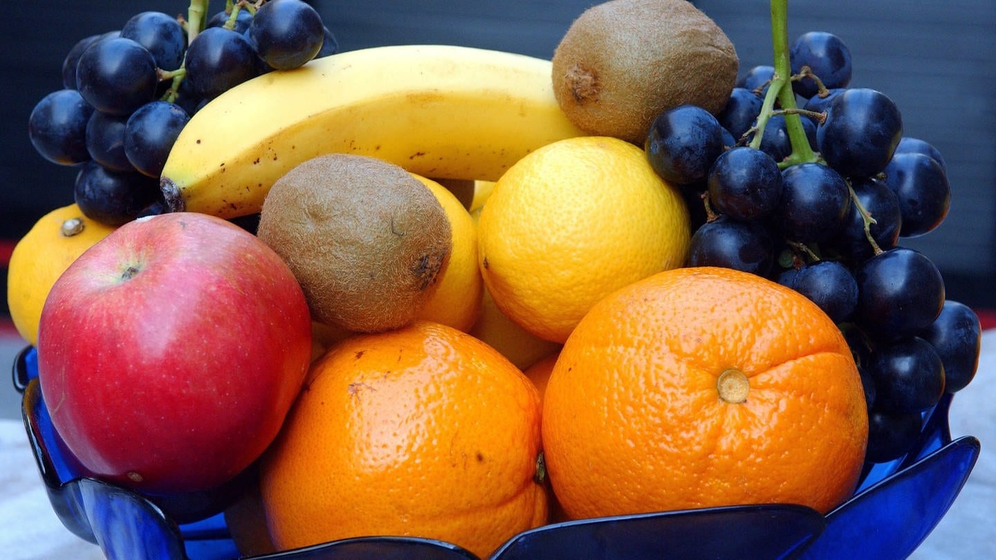 ARCHIV - Zu sehen ist eine Schale mit verschiedenen Früchten, und zwar mit Orangen, Weintrauben, einer Banane, Kiwi und Zitronen. (Foto: dpa Bildfunk, picture-alliance/ dpa | Patrick Pleul)