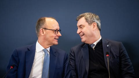 Friedrich Merz, CDU-Bundesvorsitzender und Fraktionsvorsitzender der CDUCSU-Fraktion im Bundestag, sitzt neben Markus Söder, CSU-Parteivorsitzender und Ministerpräsident von Bayern.