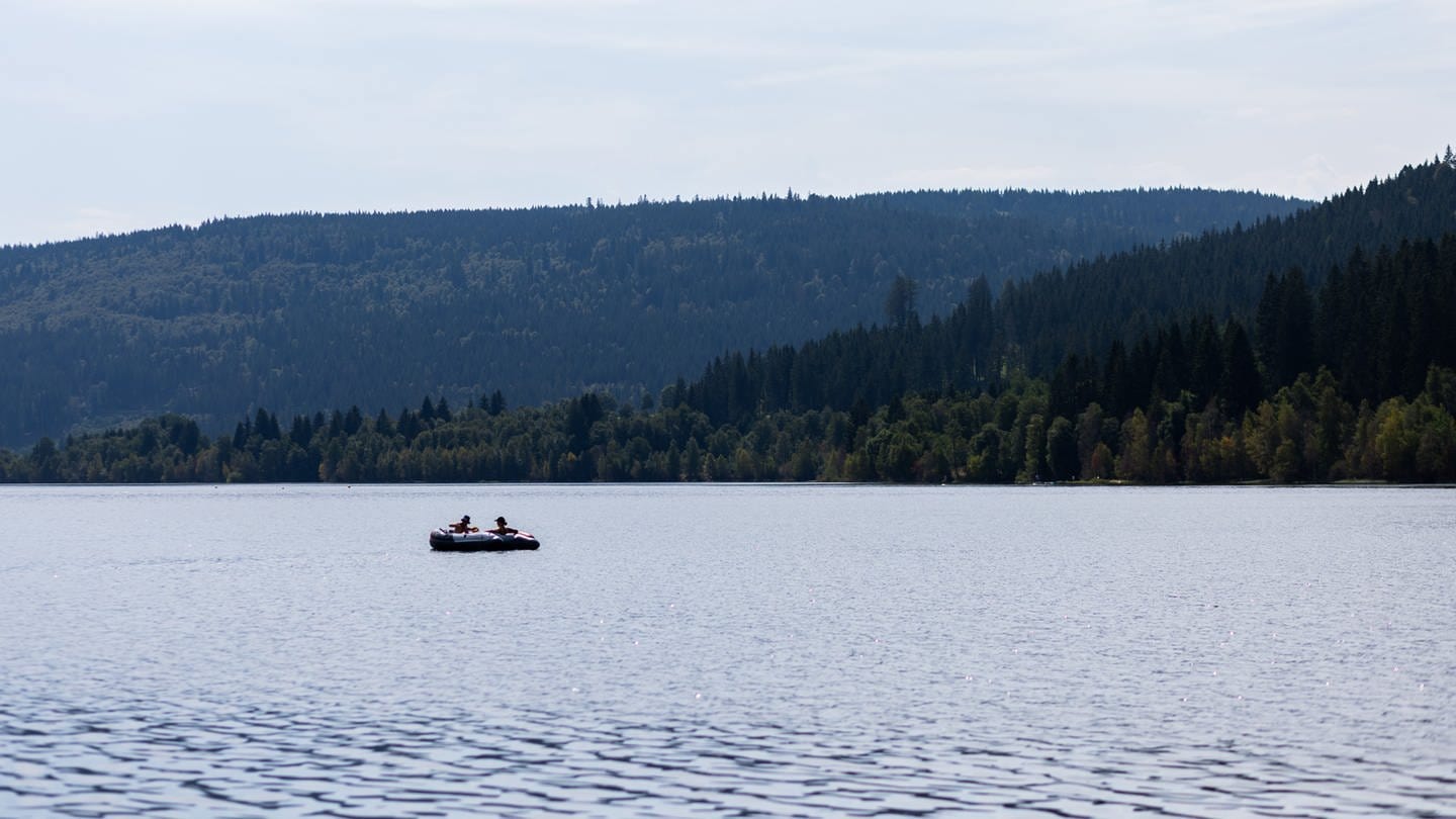 Zwei Menschen schwimmen mit einem Schlauchboot auf dem Schluchsee. (Foto: dpa Bildfunk, picture alliance/dpa | Philipp von Ditfurth)