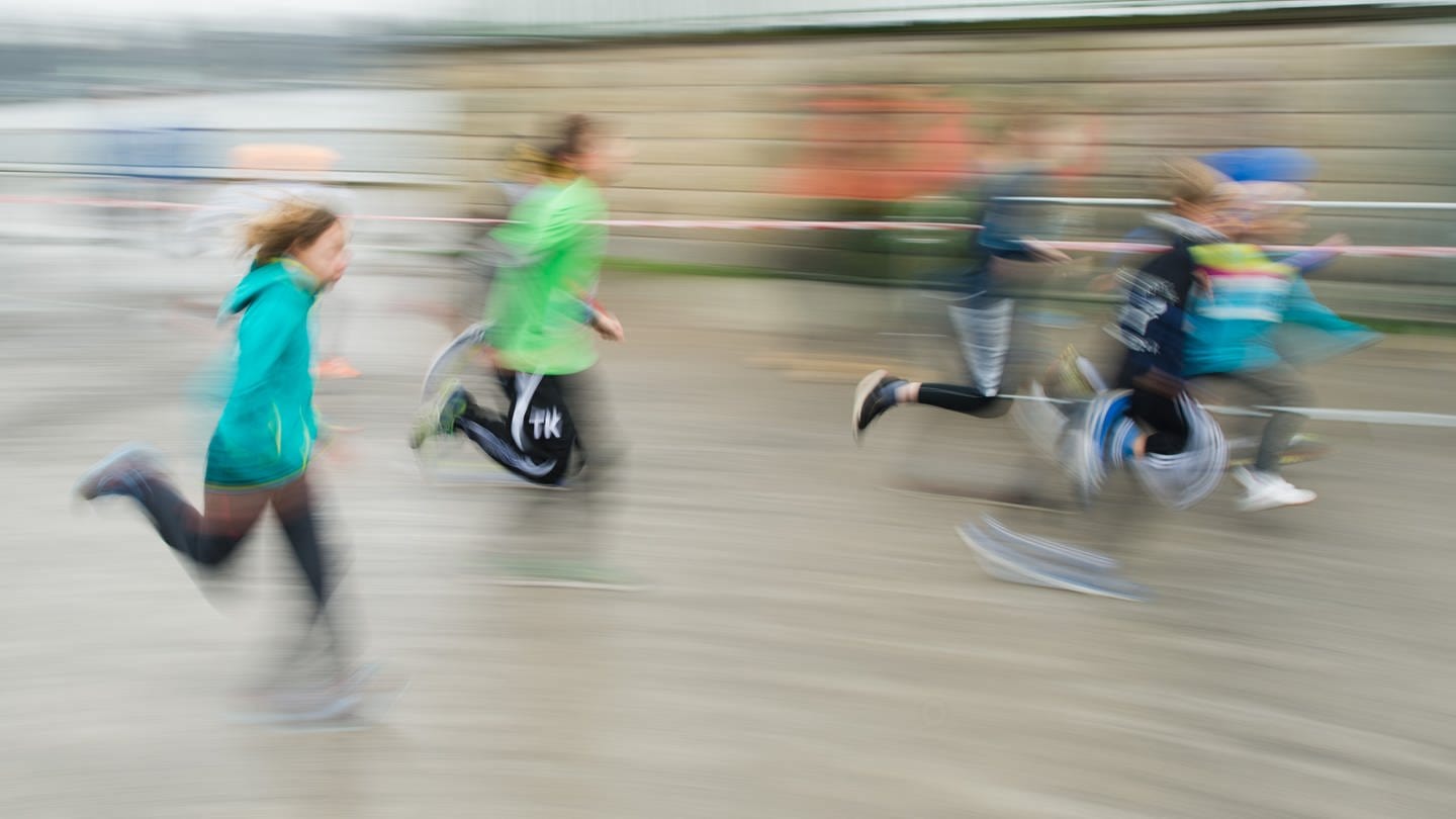 Kinder nehmen an einem Wettlauf teil (Foto: dpa Bildfunk, picture alliance / dpa | Julian Stratenschulte)