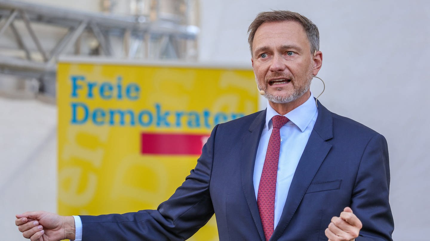 Bundesfinanzminister und Bundesvorsitzender der FDP, Christian Lindner, spricht bei einer Wahlkampfveranstaltung seiner Partei auf dem Marktplatz in Bremen. (Foto: dpa Bildfunk, picture alliance/dpa | Focke Strangmann)