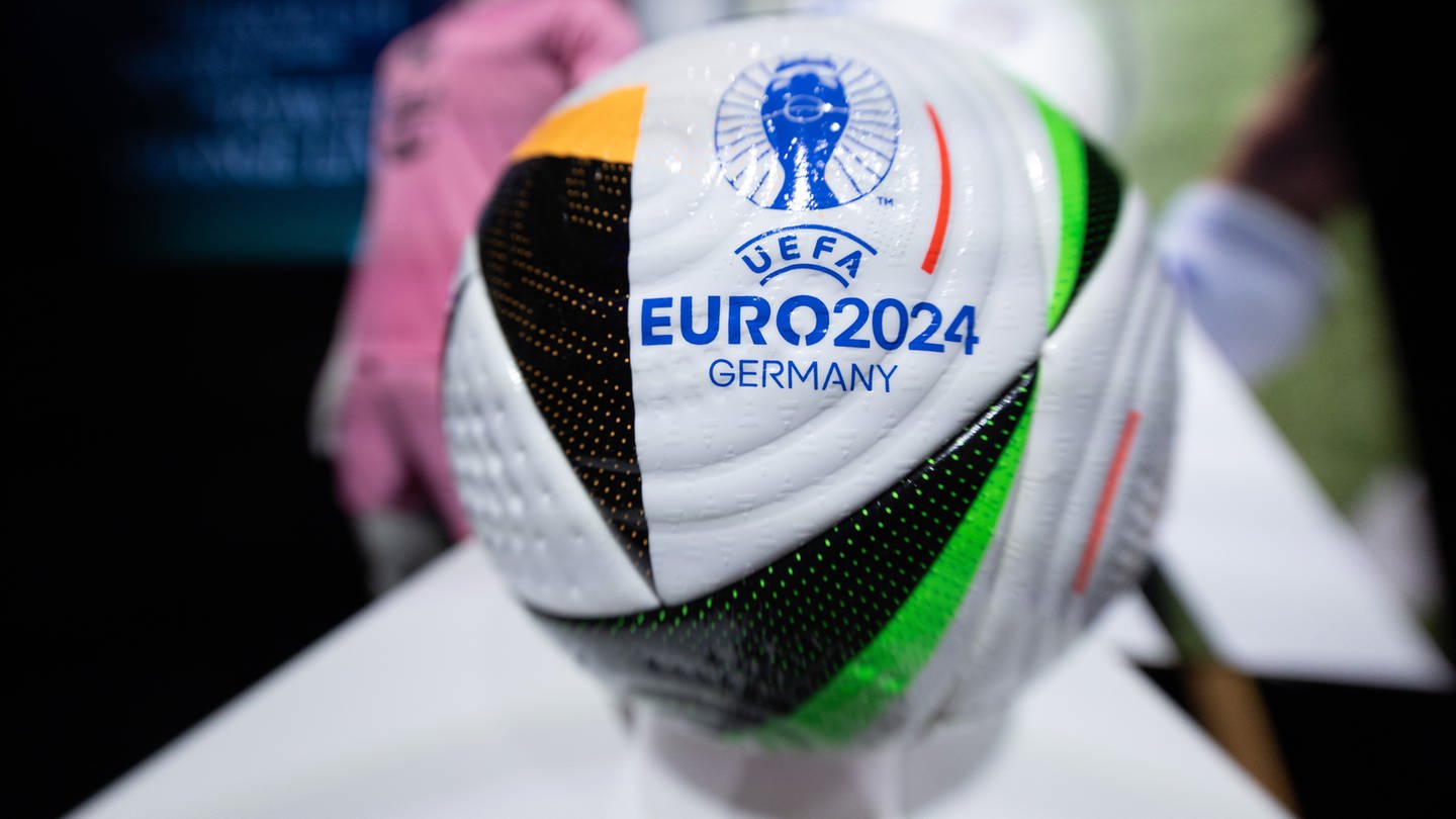 Der offizielle Fußball für die EM, mit dem Aufdruck Euro 2024 Germany (Foto: dpa Bildfunk, picture alliance/dpa | Daniel Karmann)