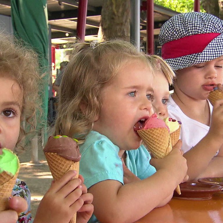 Fünf Mädchen beim Eisessen (Foto: SWR)