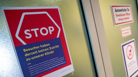 Auf der Tür einer Klinik steht der Hinweis auf ein Besuchsverbot in dem Krankenhaus. (Foto: dpa Bildfunk, picture alliance/Jens Büttner/dpa-Zentralbild/ZB)