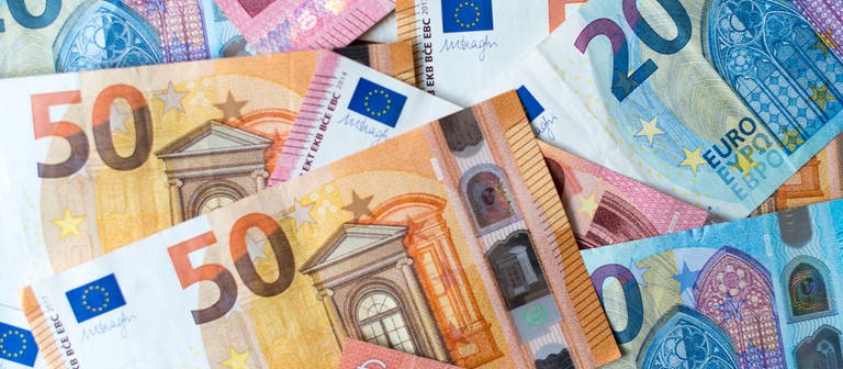 Zahlreiche Banknoten zu 10, 20 und 50 Euro liegen auf einem Tisch.  (Foto: dpa Bildfunk, picture alliance/dpa/dpa-Zentralbild | Monika Skolimowska)