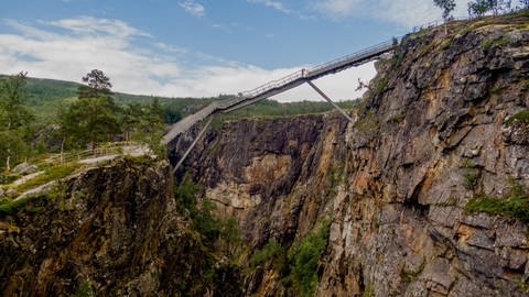 Die neue Fußgängerbrücke nahe des Wasserfalls Vöringsfossen in Norwegen zieht viele Wanderer an. Platz ist trotzdem genug. (Foto: picture-alliance / Reportdienste, Picture Alliance)