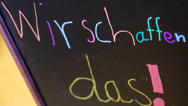 Lehrer und Eltern können zum neuen Schuljahr 202122 in Rheinland-Pfalz viel dafür tun, dass ihre Schüler gut starten und ankommen.  (Foto: dpa Bildfunk, picture alliance/dpa | Moritz Frankenberg)