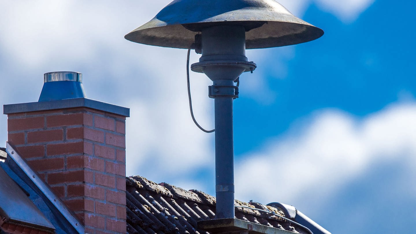 Eine Alarmsirene auf einem Hausdach