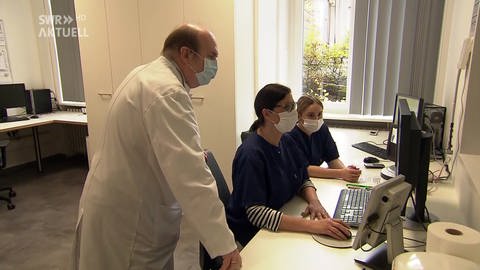 Prof. Layer berät sich mit Mitarbeitern im Klinikum Ludwigshafen (Foto: SWR)