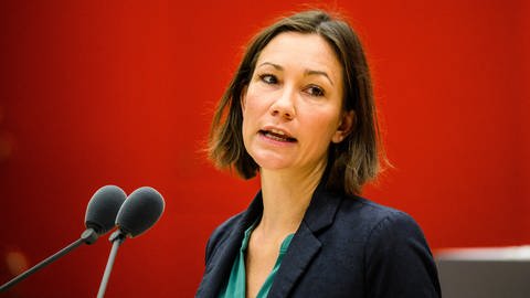 Umweltministerin Anne Spiegel (Grüne) steht am Rednerpult im Landtag (Foto: dpa Bildfunk, picture alliance/dpa | Andreas Arnold)