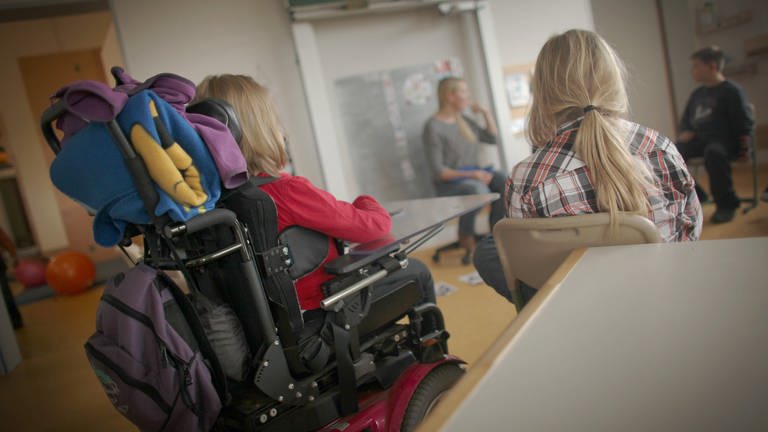 Eine Schülerin im Rollstuhl (Foto: dpa Bildfunk, picture alliance/dpa | Fredrik von Erichsen)