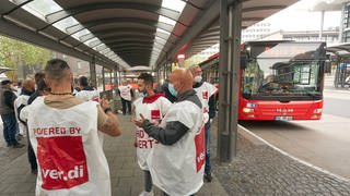 Streikposten stehen am Zentralen Omnibusbahnhof in Koblenz.  (Foto: dpa Bildfunk, picture alliance/dpa | Thomas Frey)