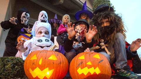 Kinder in gruseligen Halloween-Kostümen vor einem Haus (Archivbild) (Foto: picture-alliance / Reportdienste, picture alliance / dpa | Armin Weigel)