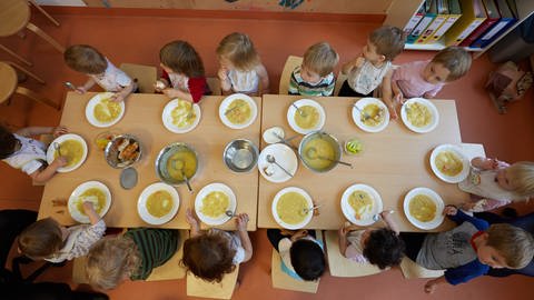Kinder essen in Kita (Foto: dpa Bildfunk, Picture Alliance)