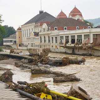 Kurhaus Ahrtal: Eine Brücke wurde von den Flutwellen zerstört (Foto: dpa Bildfunk, Picture Alliance)