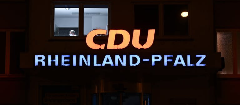 In einem Büro der Parteizentrale der CDU Rheinland-Pfalz wird am Abend der Landtagswahl noch gearbeitet.  (Foto: picture-alliance / Reportdienste, picture alliance/dpa | Arne Dedert)