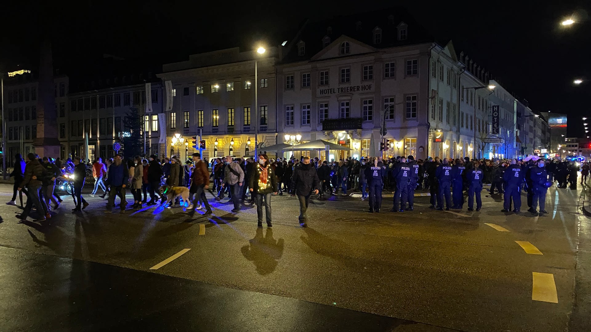 Mehrere hundert Gegner der Corona-Maßnahmen versammeln sich in Koblenz zum Protest. (Foto: SWR)