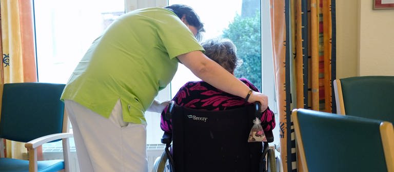 Pfelgerin betreut eine alte Frau. Der Jobfrust bei Pflegekräften in Rheinland-Pfalz steigt (Foto: dpa Bildfunk, picture alliance/dpa/dpa-Zentralbild | Sebastian Willnow)