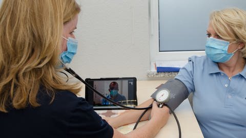 Eine MFA legt einer Patientin eine Blutdruck-Manschette an (Foto: SWR) (Foto: SWR)