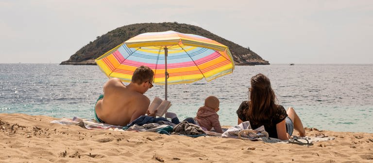 Familie am strand auf Mallorca (Foto: picture-alliance / Reportdienste, Picture Alliance)