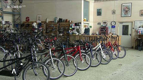 Fahrradgeschäft mit Rädern (Foto: SWR)