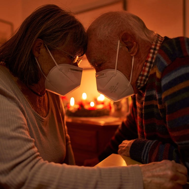 Zwei Personen mit Maske wenden sich einander zu (Foto: IMAGO, imago images / Action Pictures)