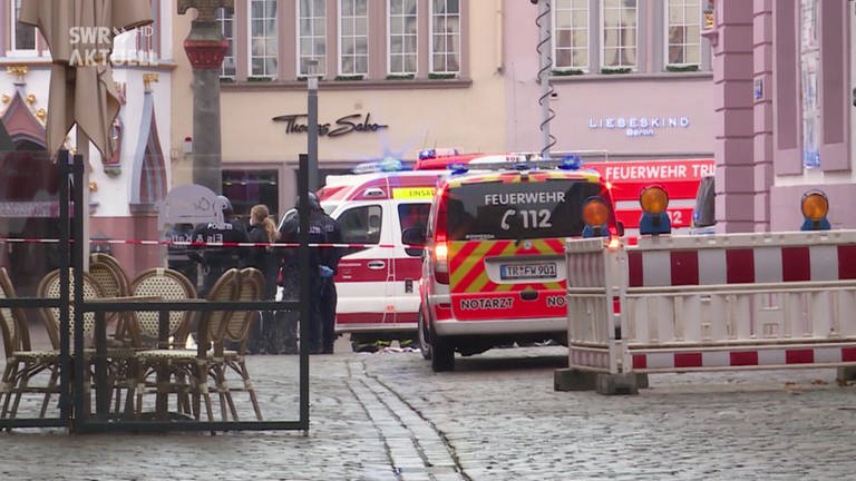 Rettungskräfte in der Trierer Innenstadt nach der Amokfahrt am 1. Dezmeber 2020.  (Foto: SWR)