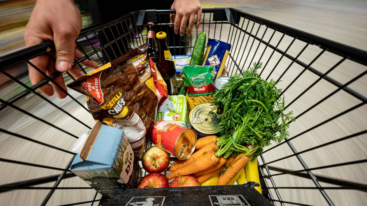 Verschiedene Lebensmittel in einem Einkaufswagen. Die Preise für Lebensmittel werden weiter steigen. (Foto: dpa Bildfunk, Picture Alliance)