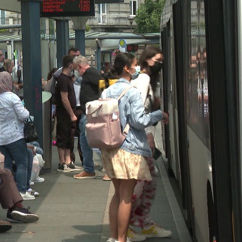 Menschen steigen in einen Bus (Foto: SWR, SWR)