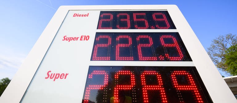 Eine Anzeigetafel an einer Autobahn-Tankstelle zeigt hohe Preise für Diesel, Super E10 und Super Benzin an.  (Foto: dpa Bildfunk, picture alliance/dpa | Julian Stratenschulte)