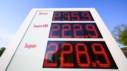 Eine Anzeigetafel an einer Autobahn-Tankstelle zeigt hohe Preise für Diesel, Super E10 und Super Benzin an.  (Foto: dpa Bildfunk, picture alliance/dpa | Julian Stratenschulte)